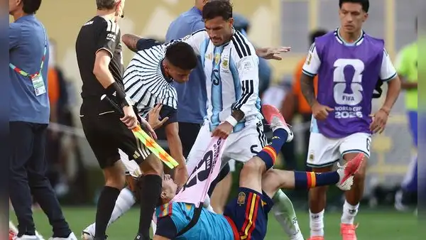 FIFA golpea a Argentina tras final contra España: fuertes sanciones para Paredes, Molina y la AFA