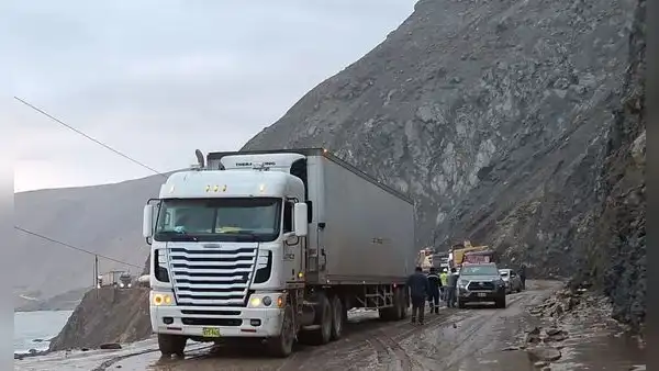 Habilitan un carril de la Panamericana Sur tras seis días de bloqueo por huaicos en Arequipa