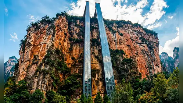El ascensor panorámico de China que sube una montaña y lleva niños al colegio: redujo un peligroso camino de 6 horas a 30 minutos