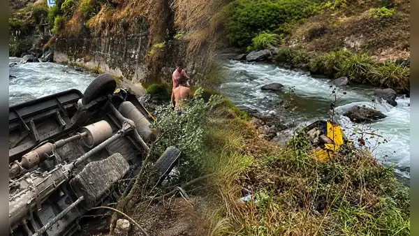 Carretera Central: miniván con pasajeros se despista y cae al río Rímac en Chicla dejando seis heridos