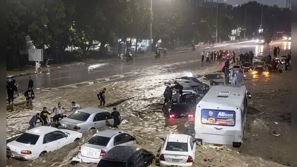 Las lluvias en Venezuela desbordan el río Guaire y dejan vehículos atrapados en las avenidas de Caracas