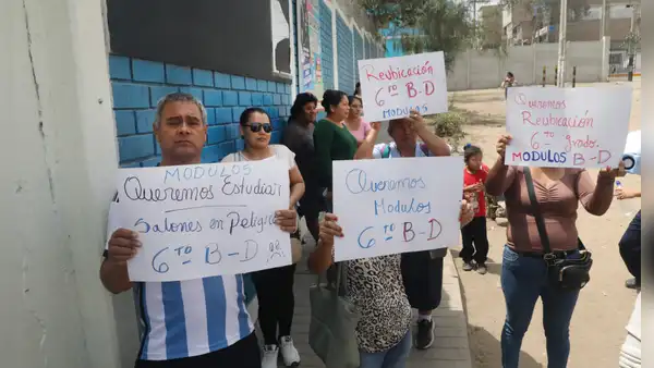 Colegios de VES y VMT siguen afectados por los aniegos: padres exigen aulas y materiales para sus hijos