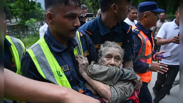 Al menos 95 muertos y cientos de desaparecidos en Nepal tras inundaciones cerca a China, según la policía local