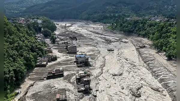Inundaciones arrasan Nepal: ¿Cómo se habría originado la avalancha de hielo y rocas con olas de hasta 6 metros de altura?