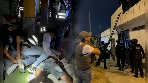 PNP allana la 'Casa Blanca' en VMT: 13 intervenidos, armas ocultas en dormitorios y menores ligadas a redes de meretricio