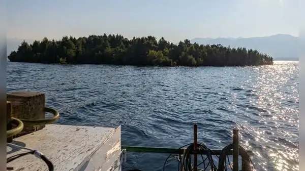 La misteriosa isla que apareció en un lago de Canadá, desapareció de los satélites y volvió a ser localizada 30 kilómetros más lejos