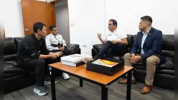 El campeón Cristhian Pacheco recibió reconocimiento del IPD tras conquistar el Maratón de México