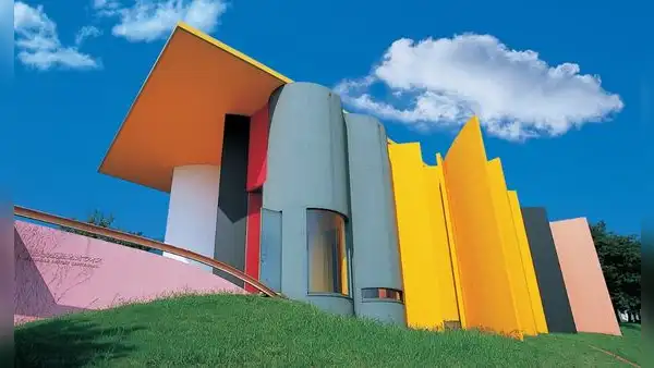Los 8 edificios más coloridos del mundo que sorprenden por su arquitectura y convierten ciudades enteras en auténticas obras de arte