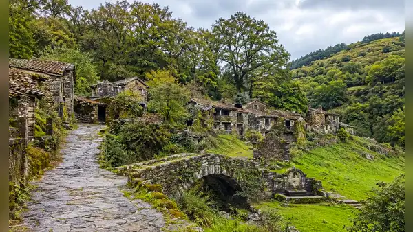 Regalan una aldea en España con 12 casas y una finca de 15.000 m²: qué requisitos se deben cumplir para obtenerla gratis