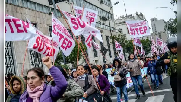 Maestros jubilados aún esperan pensión de S/3.500 cinco meses después de aprobada la Ley 32581