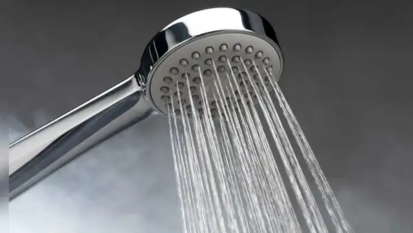 El truco definitivo para eliminar el sarro de la ducha y recuperar la presión del agua en pocos minutos
