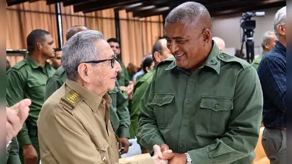 Raúl Castro reaparece en un acto militar tras rumores sobre su salud y alerta sobre la crisis que vive Cuba