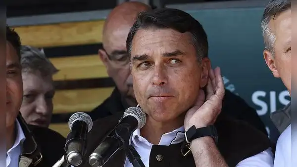 Policía de Brasil investiga al candidato presidencial Flávio Bolsonaro por sospechas de corrupción y lavado de dinero