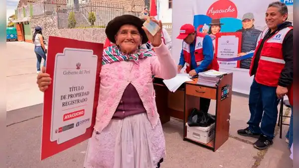 Ayacucho: COFOPRI entrega1.144 títulos de propiedad y formaliza terrenos para colegios, salud y futura comisaría