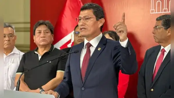 Harvey Colchado propone recortar pensión militar y policial a congresistas que cobren doble sueldo