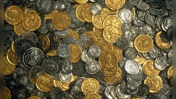 Un granjero perdió su martillo en el campo y fue a buscarlo con un detector de metales: en su lugar encontró 15.000 monedas romanas, joyas de oro y vajilla de plata