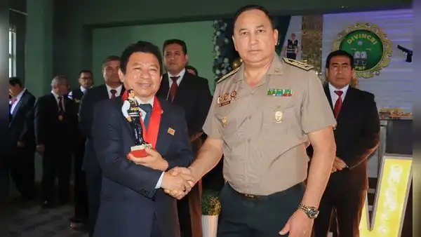 Presidente de la Corte de Sullana recibe reconocimiento de la DIVINCRI Piura
