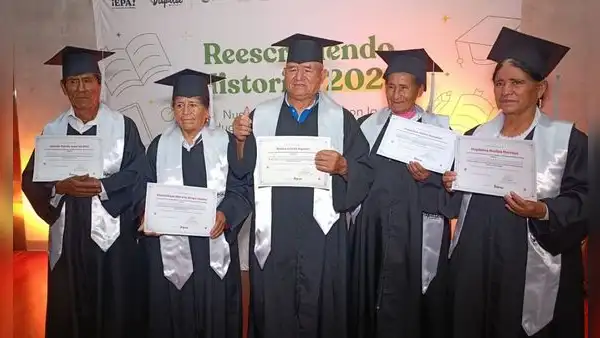 Más de 600 adultos mayores de Pensión 65 culminan su educación básica mediante alfabetización digital
