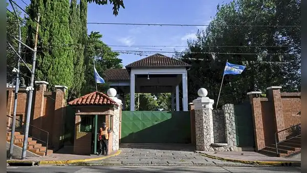 Milei despide a unos 20 empleados de la residencia presidencial y pone el lugar bajo control militar