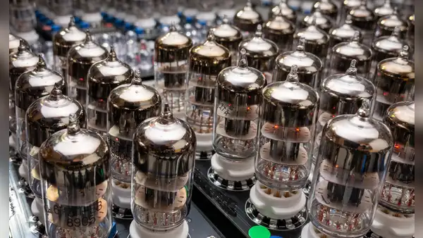 Un aficionado construyó su computadora utilizando 460 tubos de vacío de la década de 1950: demora unos minutos en prender, pero funciona
