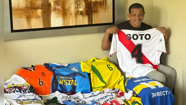 Leyendas del fútbol peruano abren sus vitrinas: Nolberto Solano, Percy Olivares y Jorge Soto subastan sus colecciones de camisetas