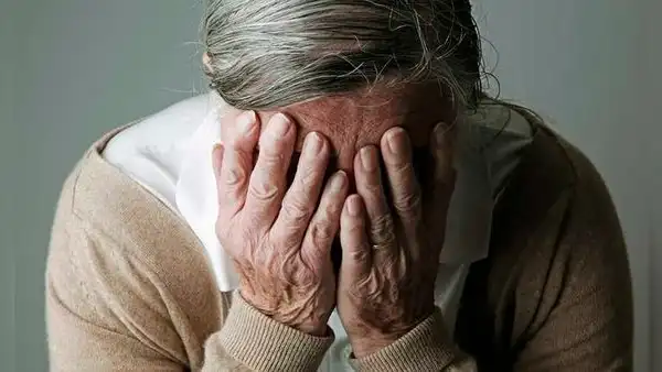 Mujeres concentran el 63% de los casos de Alzheimer en el Perú y encienden las alertas: "Puede tener una influencia hormonal"