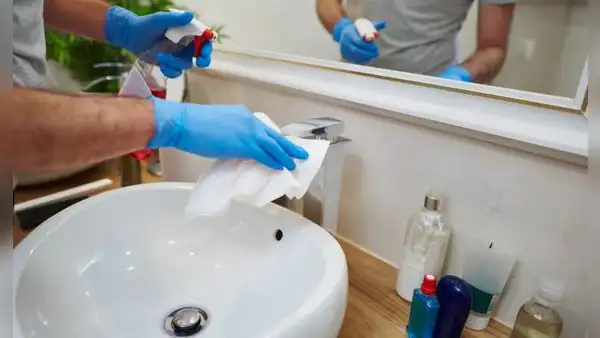 Este es el ingrediente de cocina que muchos tienen en casa y que puede ayudar a eliminar el sarro del baño: solo necesitas 4 cucharadas