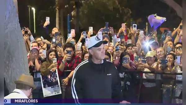 Robbie Williams sorprende a sus fans en su hotel y da breve show tras cancelarse su concierto en Lima