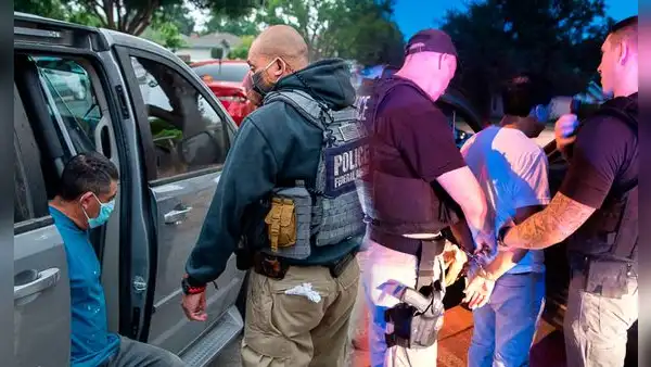Alerta inmigrantes en EE.UU. | ICE planea utilizar "instalaciones móviles" para realizar más detenciones: Así es la nueva estrategia