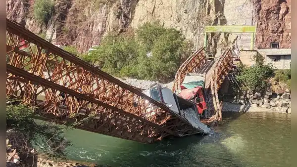Dos volquetes con minerales quedan atrapados tras colapso del puente Pampatama en Apurímac