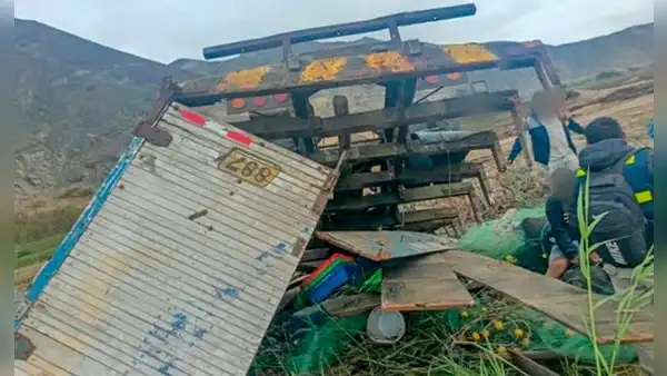 Camión con pasajeros se despista y vuelca en la Panamericana Norte: accidente dejó 22 heridos en Áncash