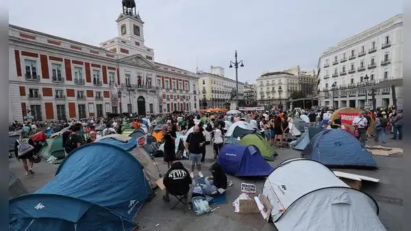 Cientos acampan en Madrid en protesta por la crisis de vivienda tras el desalojo de una mujer de 87 años