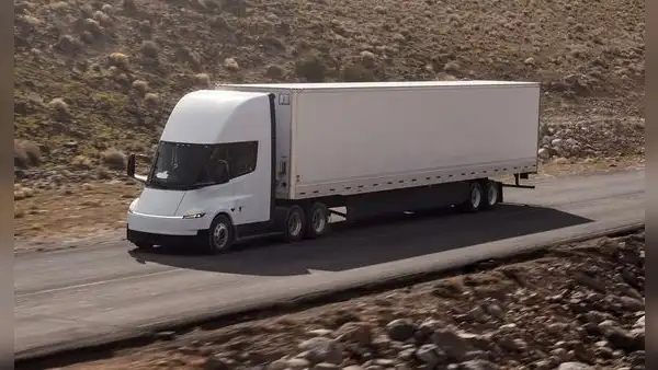 Tesla pone en marcha la producción masiva de su camión eléctrico Semi: tendrá hasta 805 km de autonomía y fabricará 50.000 al año