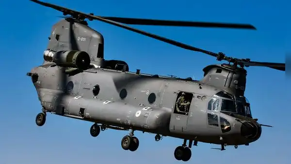 Un helicóptero militar de EE. UU. aterriza sobre un pequeño barco sin tripulación: así funciona el sistema que permite repostar en el mar