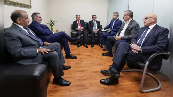 Ahora Nación se reunió con el premier Galarreta para revisar el pedido de facultades horas antes de su debate en Constitución