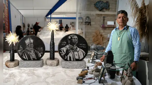 León XIV tallado en piedra: artesano de Lambayeque crea piezas con el rostro del papa para turistas