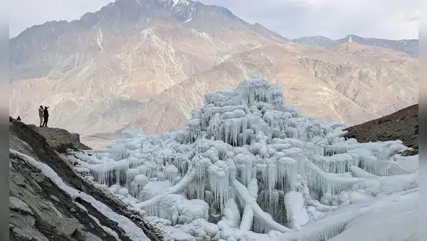 Un ingeniero de la India creó glaciares artificiales en el Himalaya y una década después abastecen de agua a decenas de aldeas
