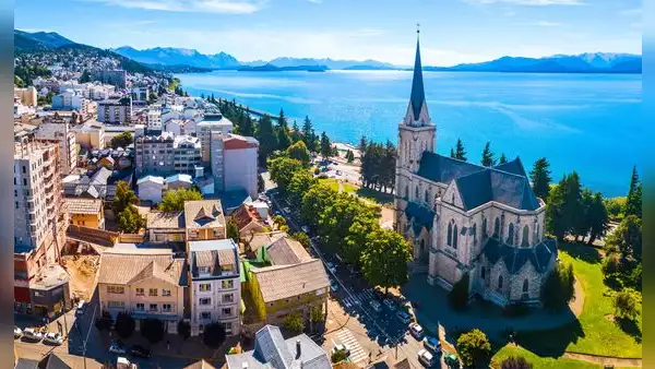 La ciudad de Suramérica que parece sacada de un pueblo de Suiza y está entre los mejores destinos para viajar en 2027