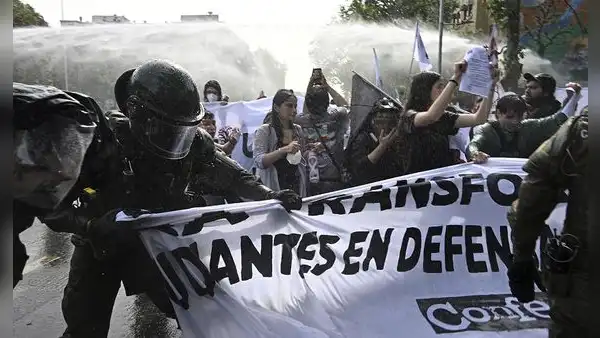 Estudiantes marchan en Chile contra posibles recortes a la educación pública durante el gobierno de Kast