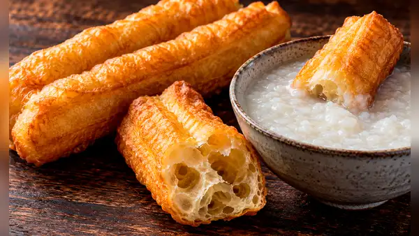Parece un churro, pero es salado y se come con arroz: así es el "gemelo" del dulce popular en Perú que se desayuna en China