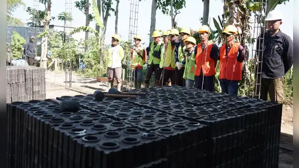 Indonesia está construyendo una escuela con residuos de plástico: pisos, techos tuberías y otras estructuras usarán el material reciclado