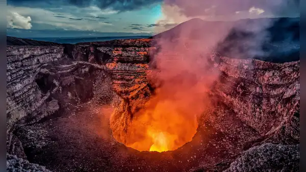 Científicos detectan dos depósitos de magma bajo un volcán de Centroamérica en una área habitada por 2 millones de personas