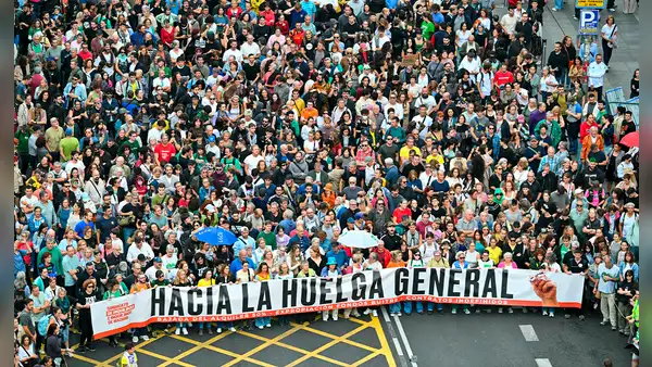 “Hacia la huelga general”: decenas de miles de personas protestan en España y exigen soluciones a la crisis de vivienda