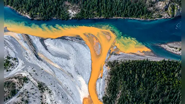 La NASA capta desde el espacio ríos de Alaska que se tiñen de naranja: la explicación está bajo el suelo congelado