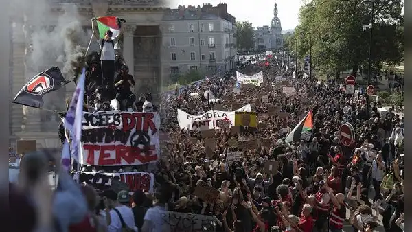 Más de 250.000 personas marchan por toda Francia contra los recortes educativos y la violencia policial