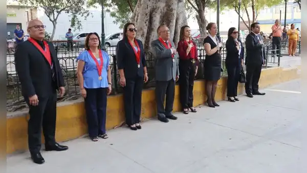 Piura: jueces y personal judicial participan en ceremonia de izamiento del Pabellón Nacional
