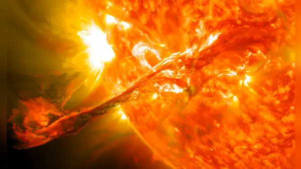 Erupción solar y riesgo de tormenta geomagnética: una nube de plasma llegará a la Tierra el viernes