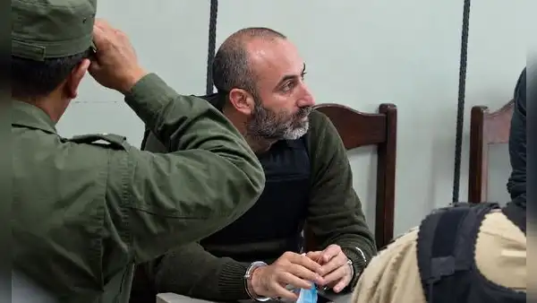 Policía de Bolivia incauta un teléfono que iba a ser entregado al argentino Fernando Cerimedo en prisión