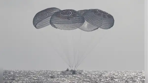 Los astronautas de la misión Crew-12 de la NASA y SpaceX amerizan con éxito tras 8 meses en el espacio