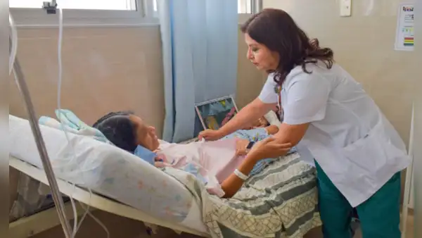 Niña de 12 años tenía el vientre abultado y médicos descubren tumor de 25cm: fue extirpado con éxito